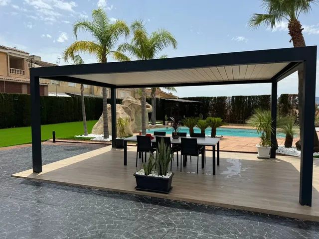 Pérgola de lamas junto a una piscina